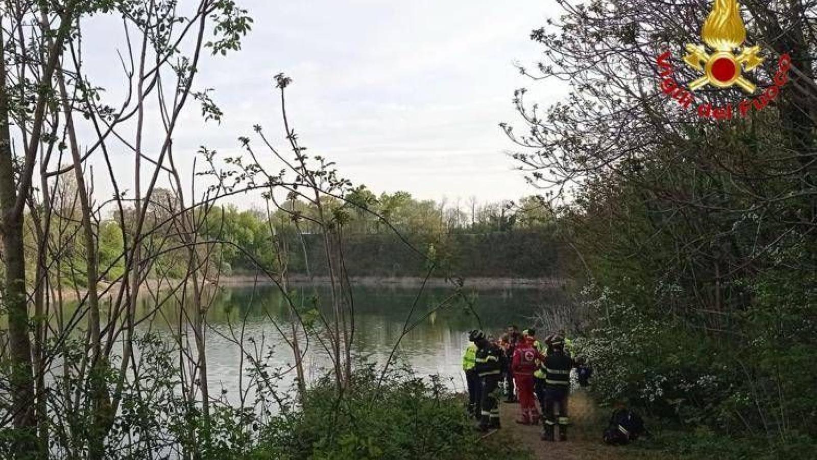 Milano, trovato cadavere in auto nel laghetto di Nerviano