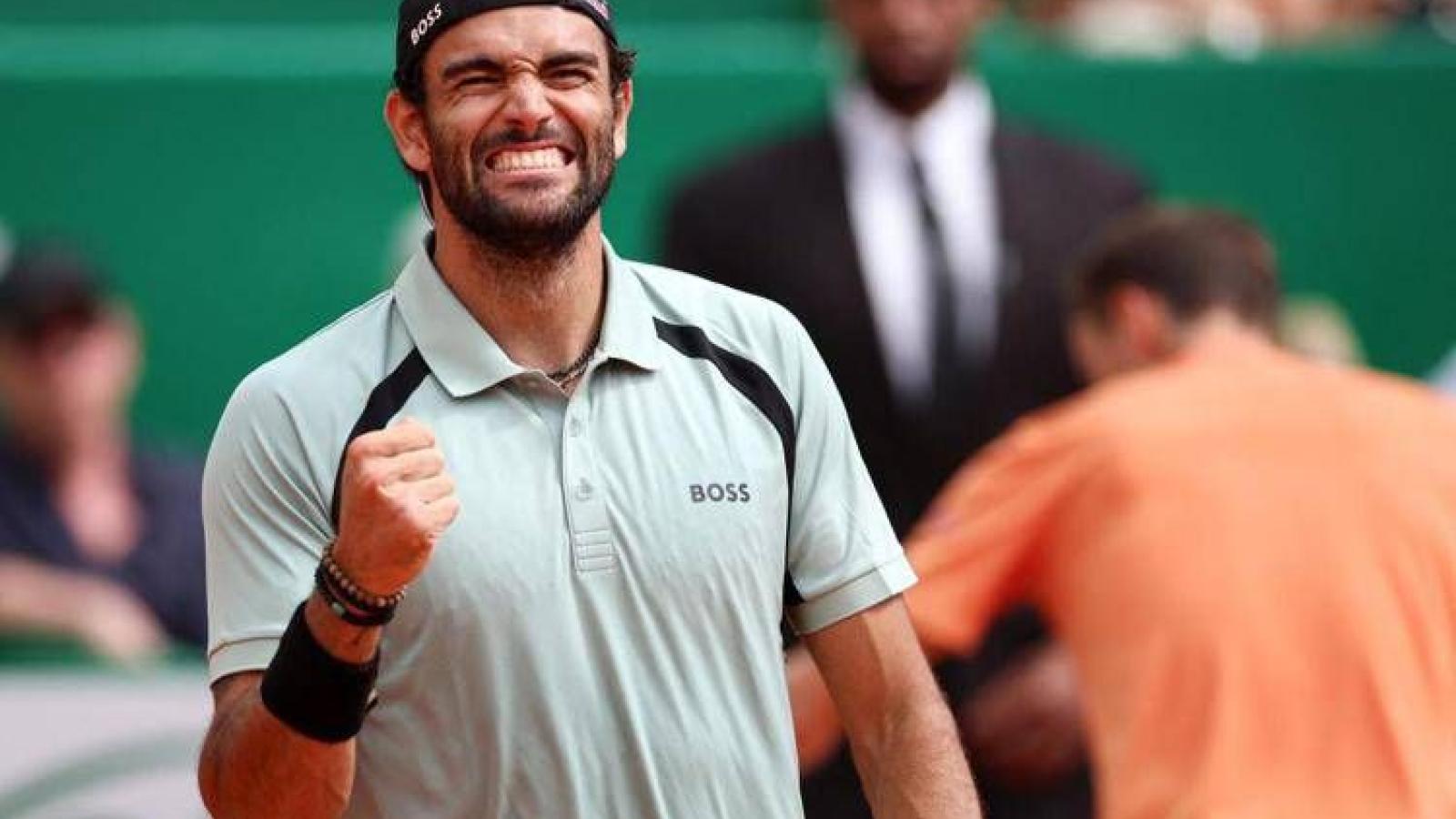 Berrettini travolge Medvedev a Montecarlo e si 'scusa' con... Carlo Verdone. Cos'è successo